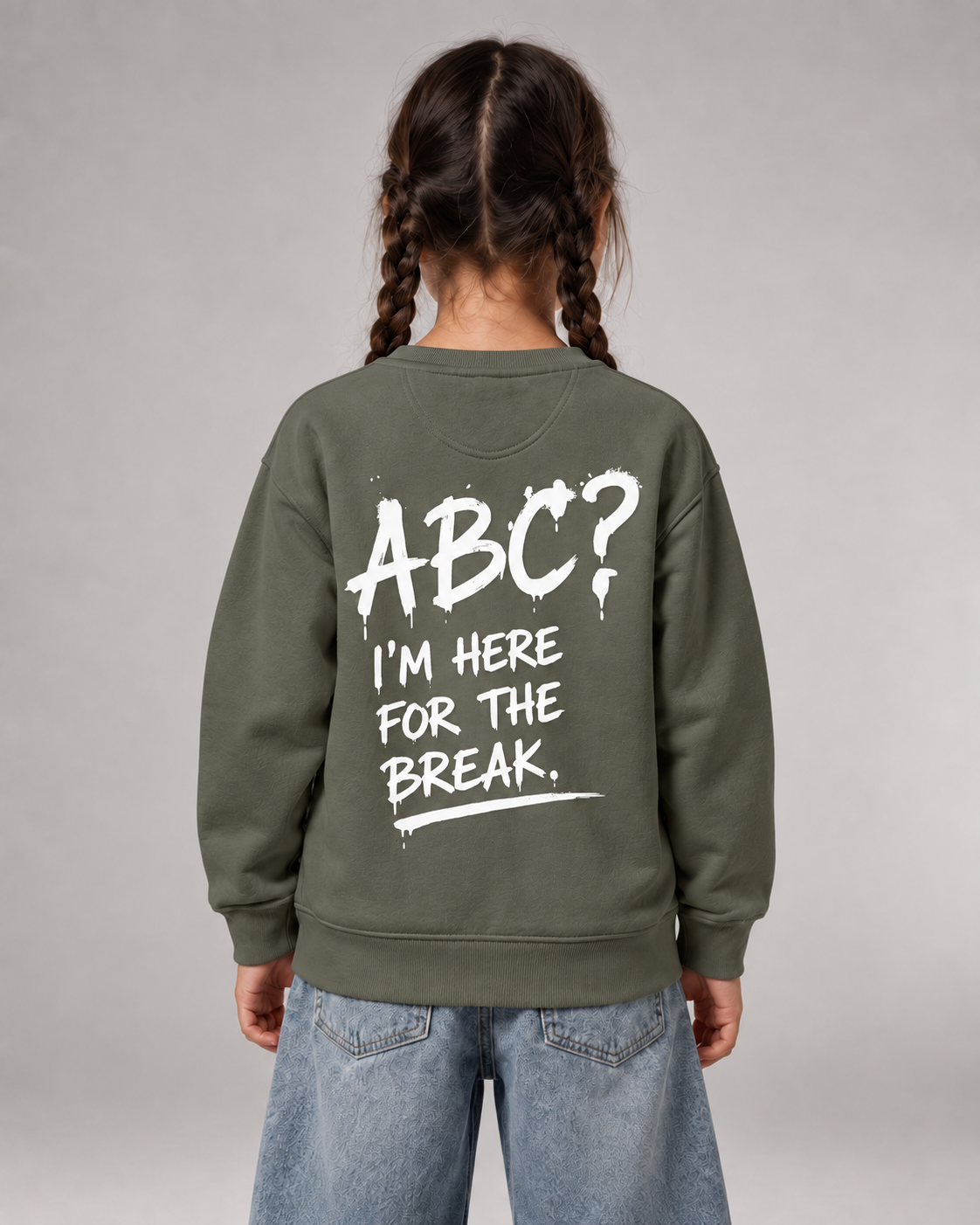 ABC? Kids Sweater in Organic Khaki – Rückansicht getragen