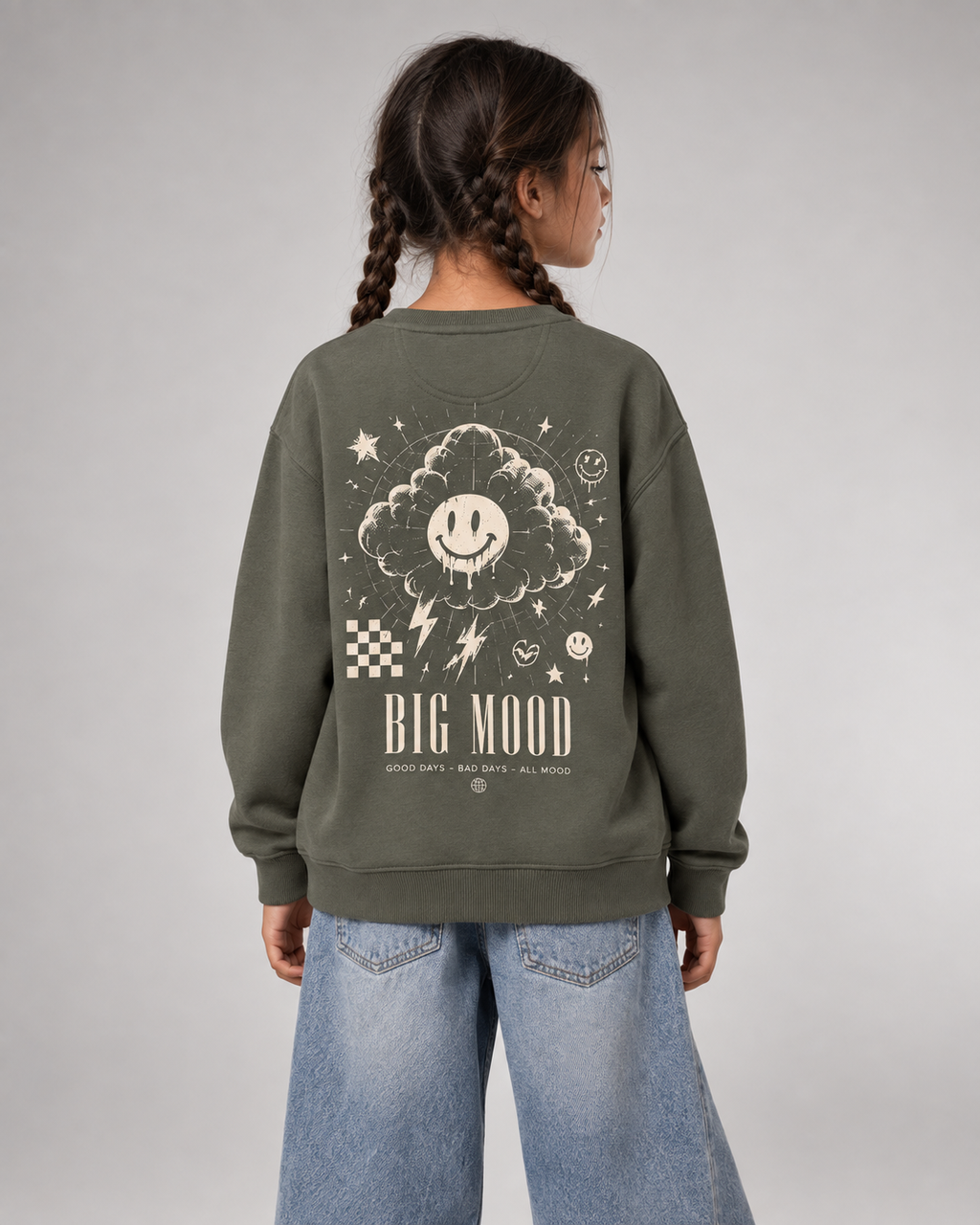 BELOUD Big Mood Kids Sweater Organic Khaki – Rückenansicht getragen