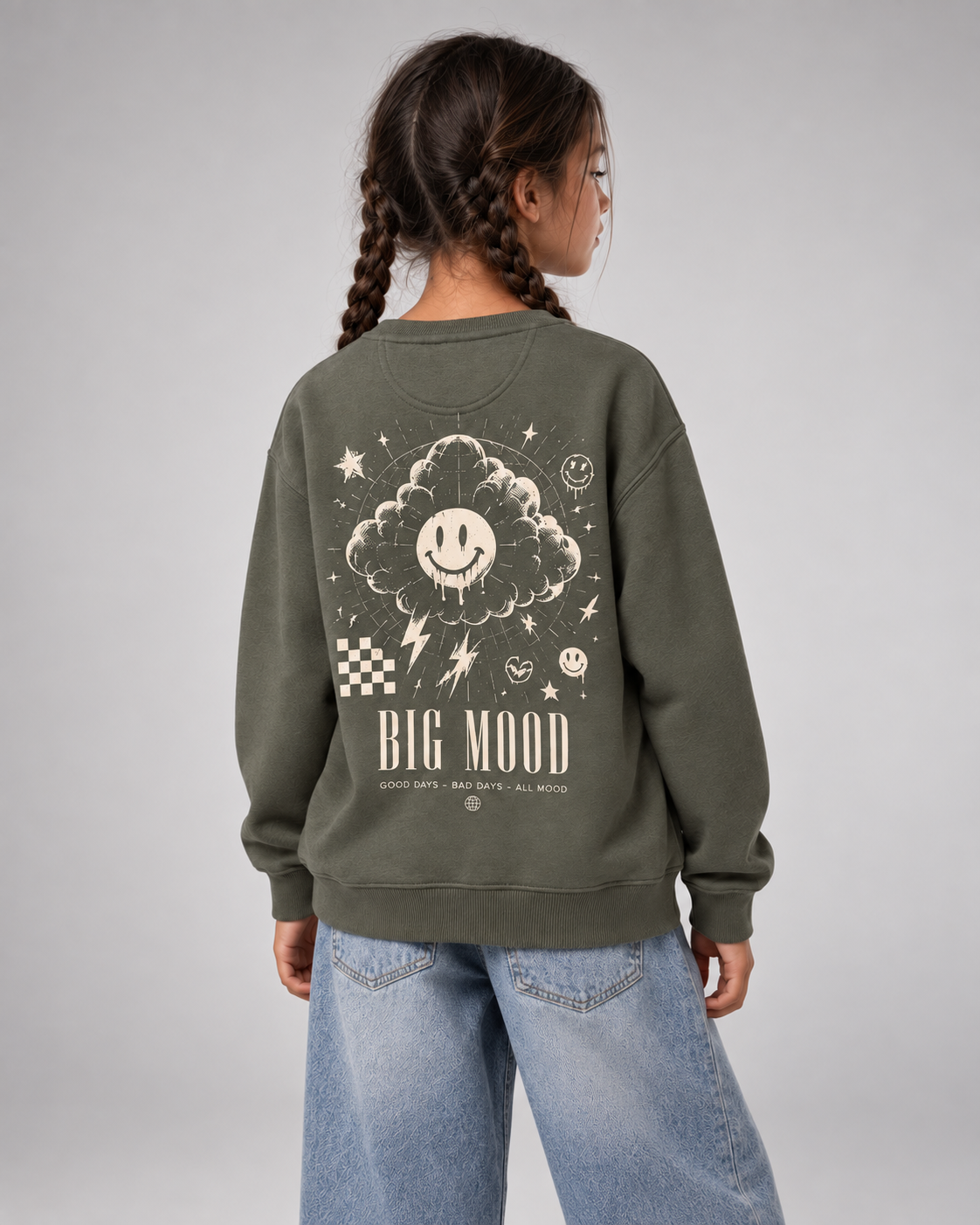 BELOUD Big Mood Kids Sweater Organic Khaki – Dreiviertel-Rückenansicht getragen