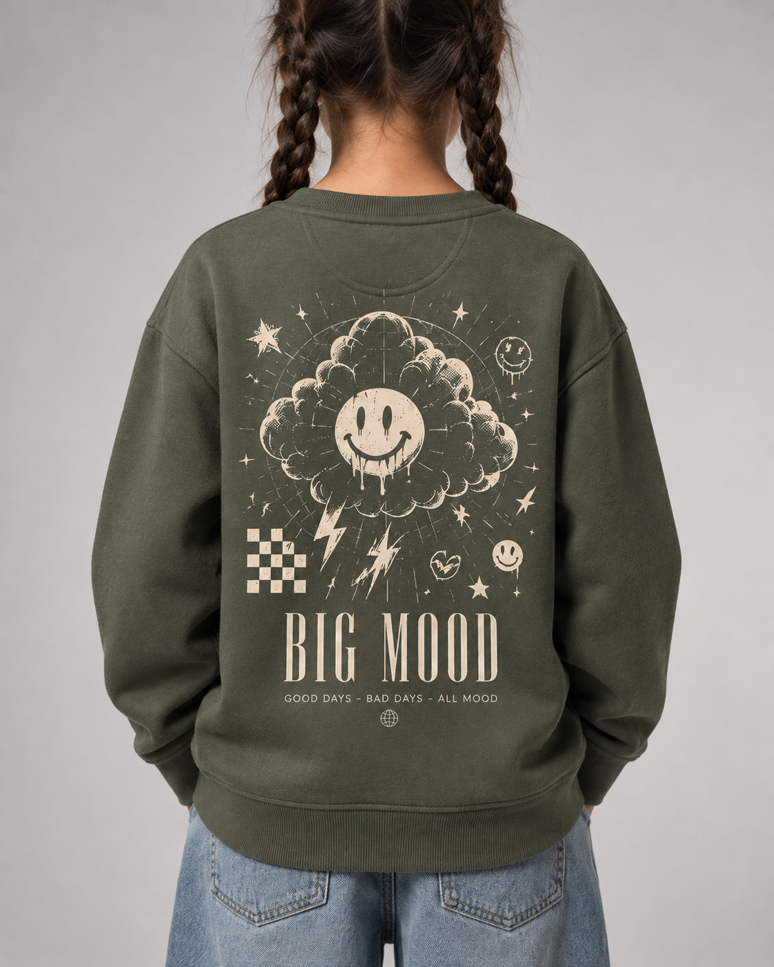 BELOUD Big Mood Kids Sweater Organic Khaki – Rückendruck Detail getragen