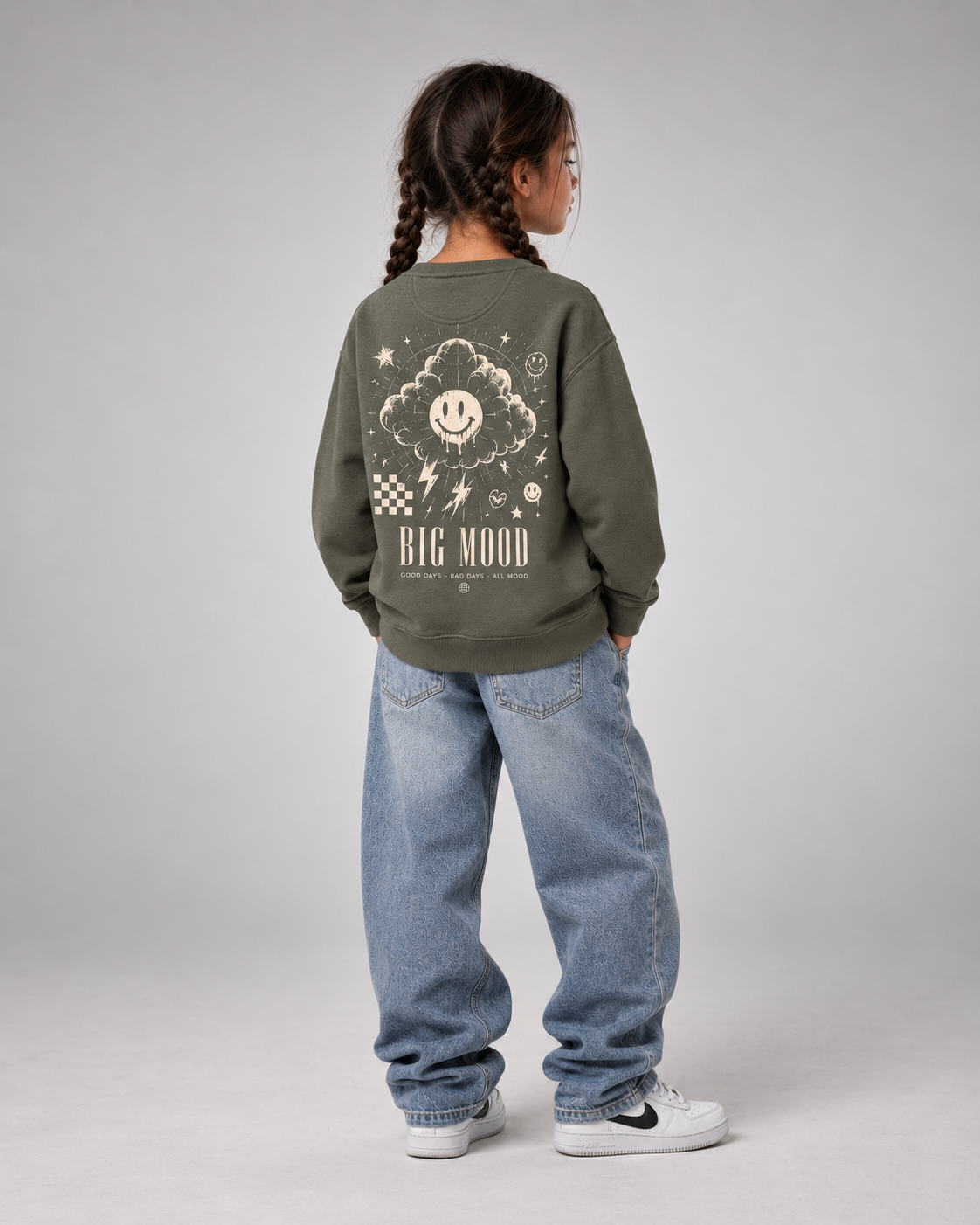 BELOUD Big Mood Kids Sweater Organic Khaki – Ganzkörper Dreiviertel-Rückenansicht