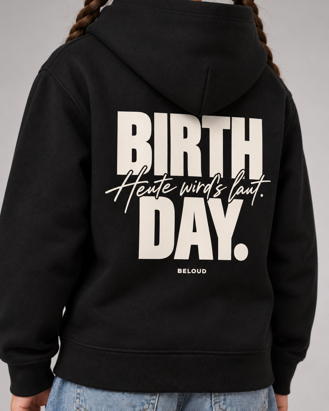 BELOUD Birthday Kids Hoodie in Black – Getragenes Detail des Birthday-Rückenprints