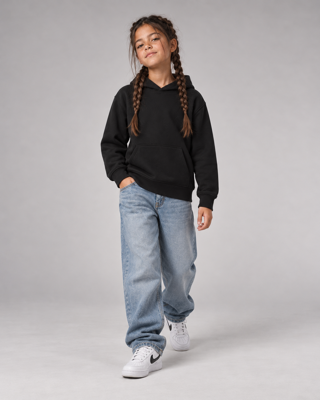 BELOUD Birthday Kids Hoodie in Black – Ganzkörper-Frontansicht mit Baggy-Jeans