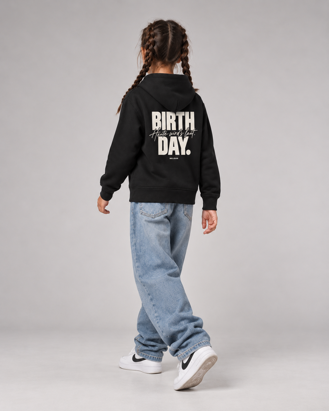 BELOUD Birthday Kids Hoodie in Black – Ganzkörper-Dreiviertelansicht mit Rückenprint