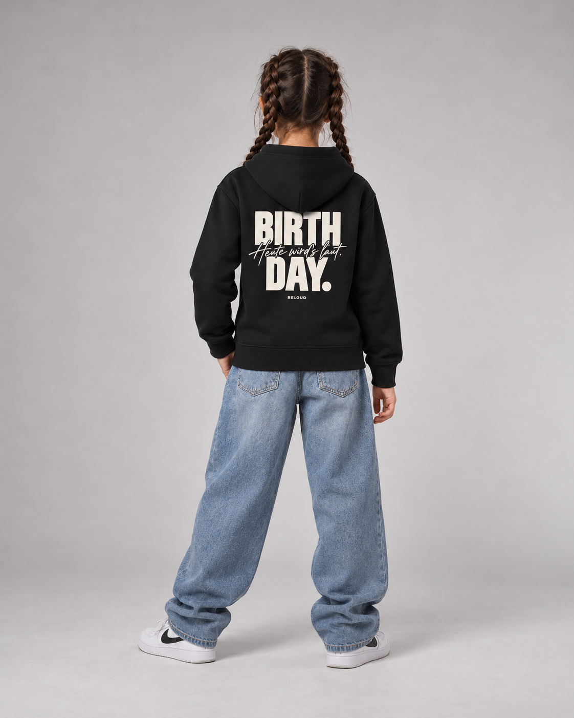 BELOUD Birthday Kids Hoodie in Black – Ganzkörper-Rückenansicht mit Birthday-Print