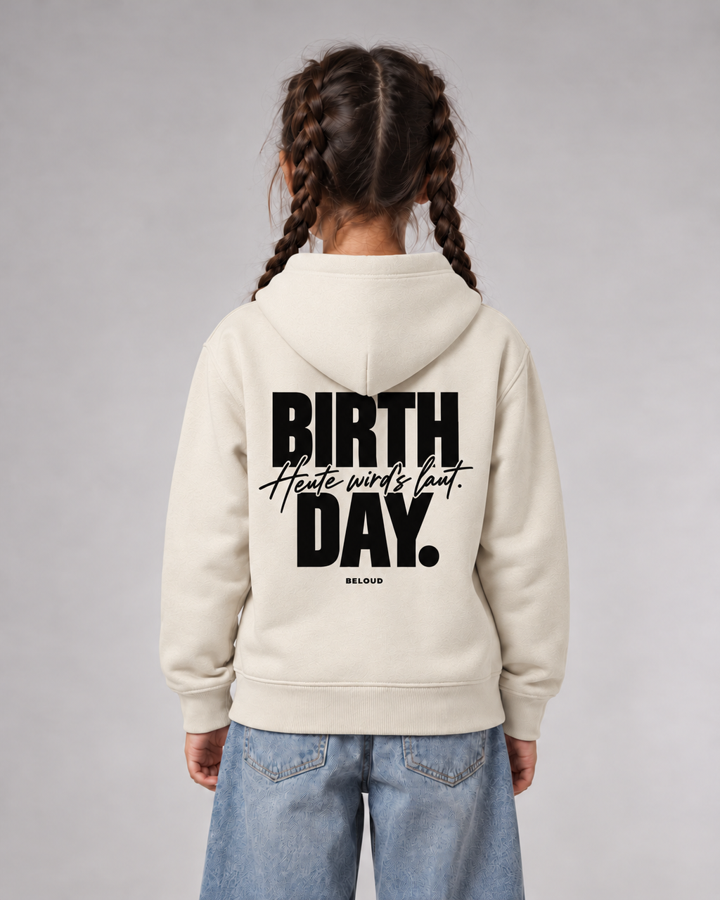 BELOUD Birthday Kids Hoodie in Ivory – Rückenansicht mit Birthday-Print „Heute wird’s laut“