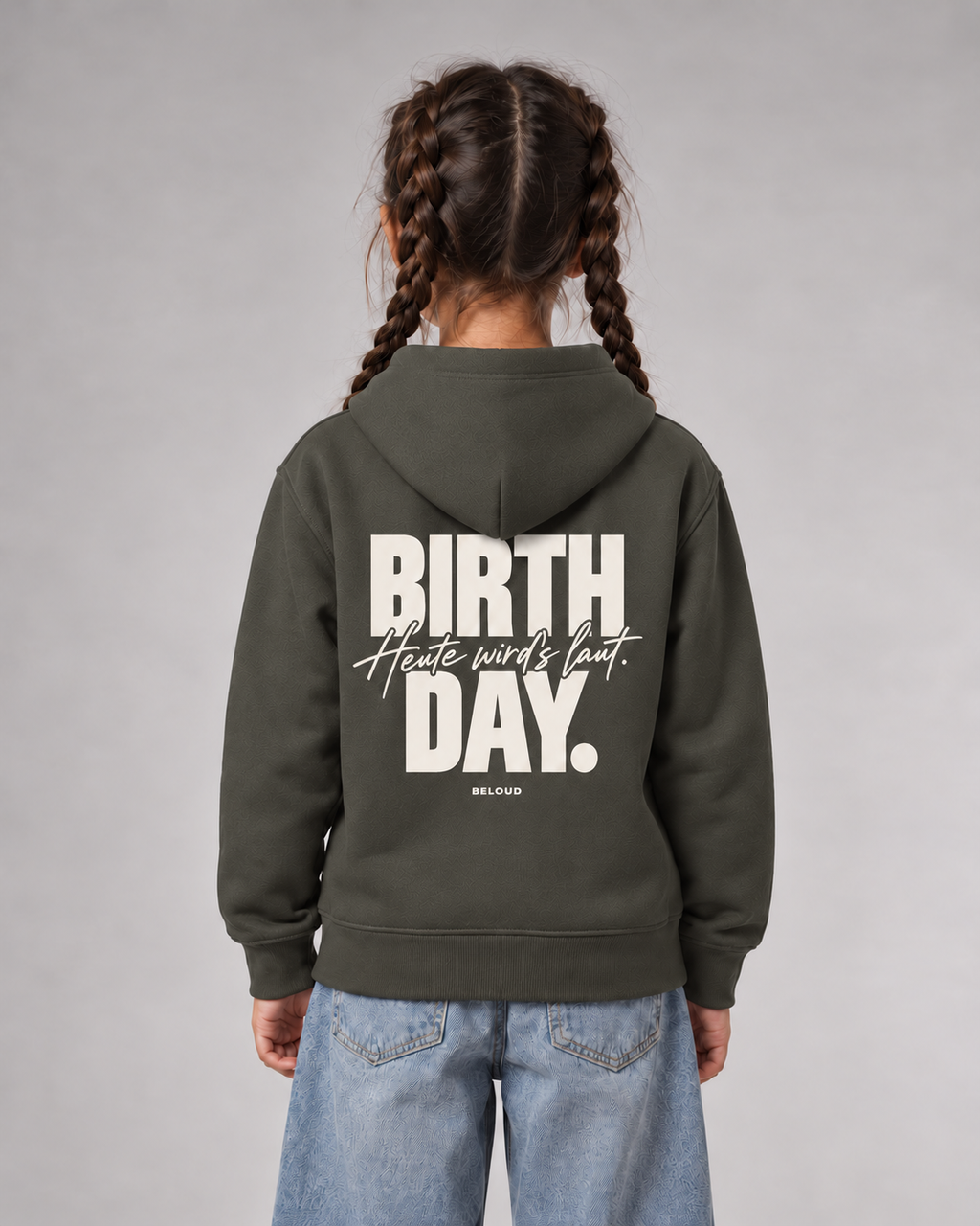 BELOUD Birthday Kids Hoodie in Organic Khaki – Rückenansicht mit Birthday-Print „Heute wird’s laut“