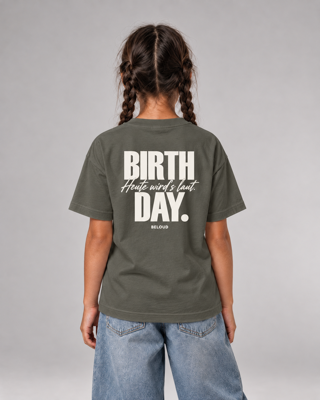 BIRTHDAY Kinder T-Shirt in Organic Khaki mit hellem Geburtstagsprint, Rückenansicht