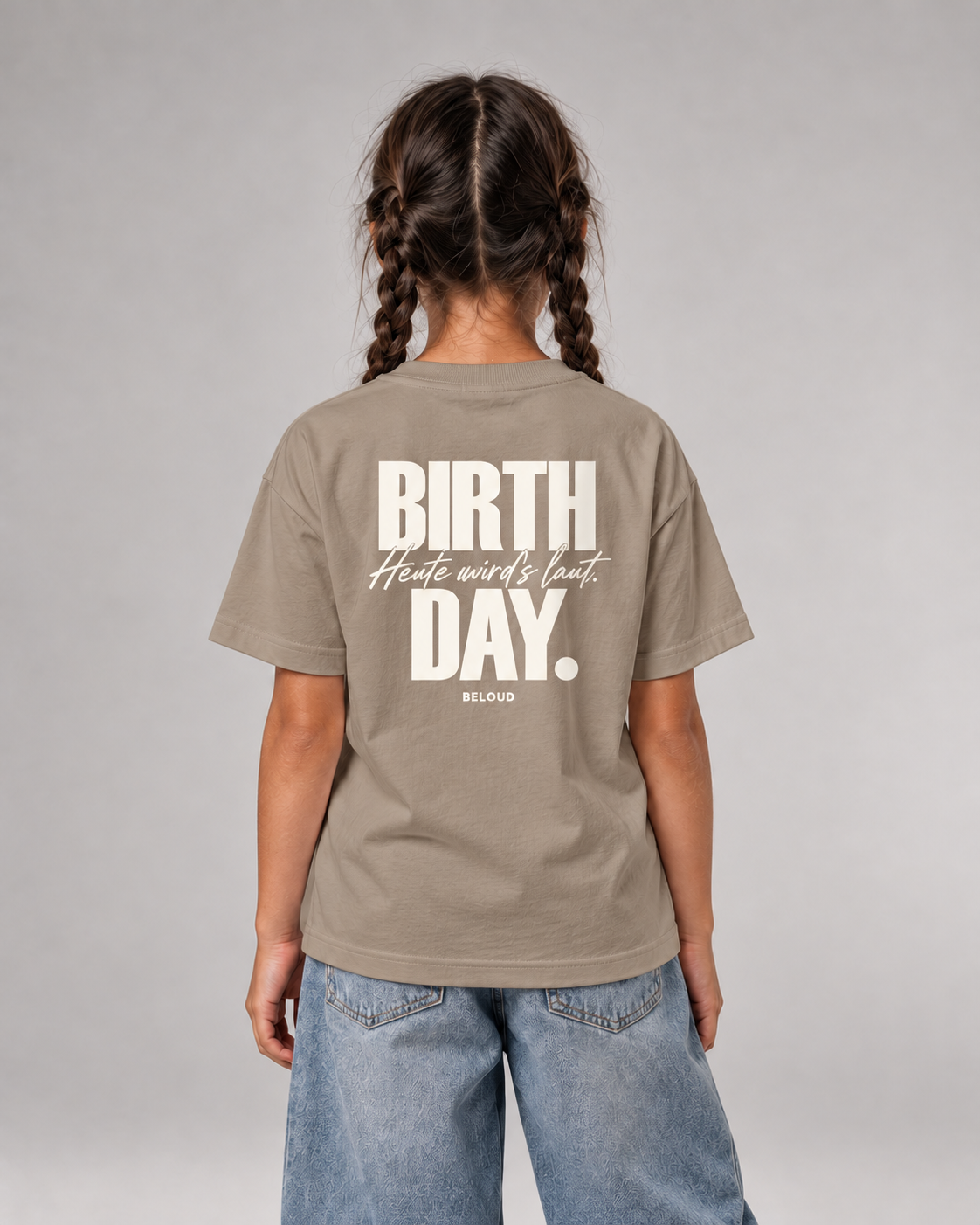 BIRTHDAY Kinder T-Shirt in Wet Sand mit hellem Geburtstagsprint, Rückenansicht