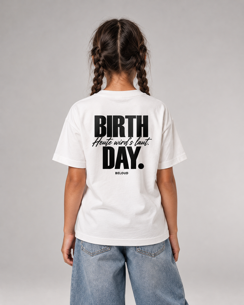 BIRTHDAY Kinder T-Shirt in Weiß mit schwarzem Geburtstagsprint, Rückenansicht
