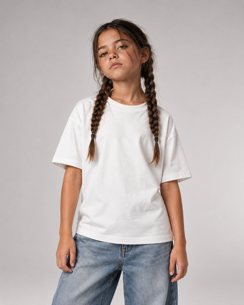 BIRTHDAY Kinder T-Shirt in Weiß, Vorderansicht mit geflochtenen Zöpfen