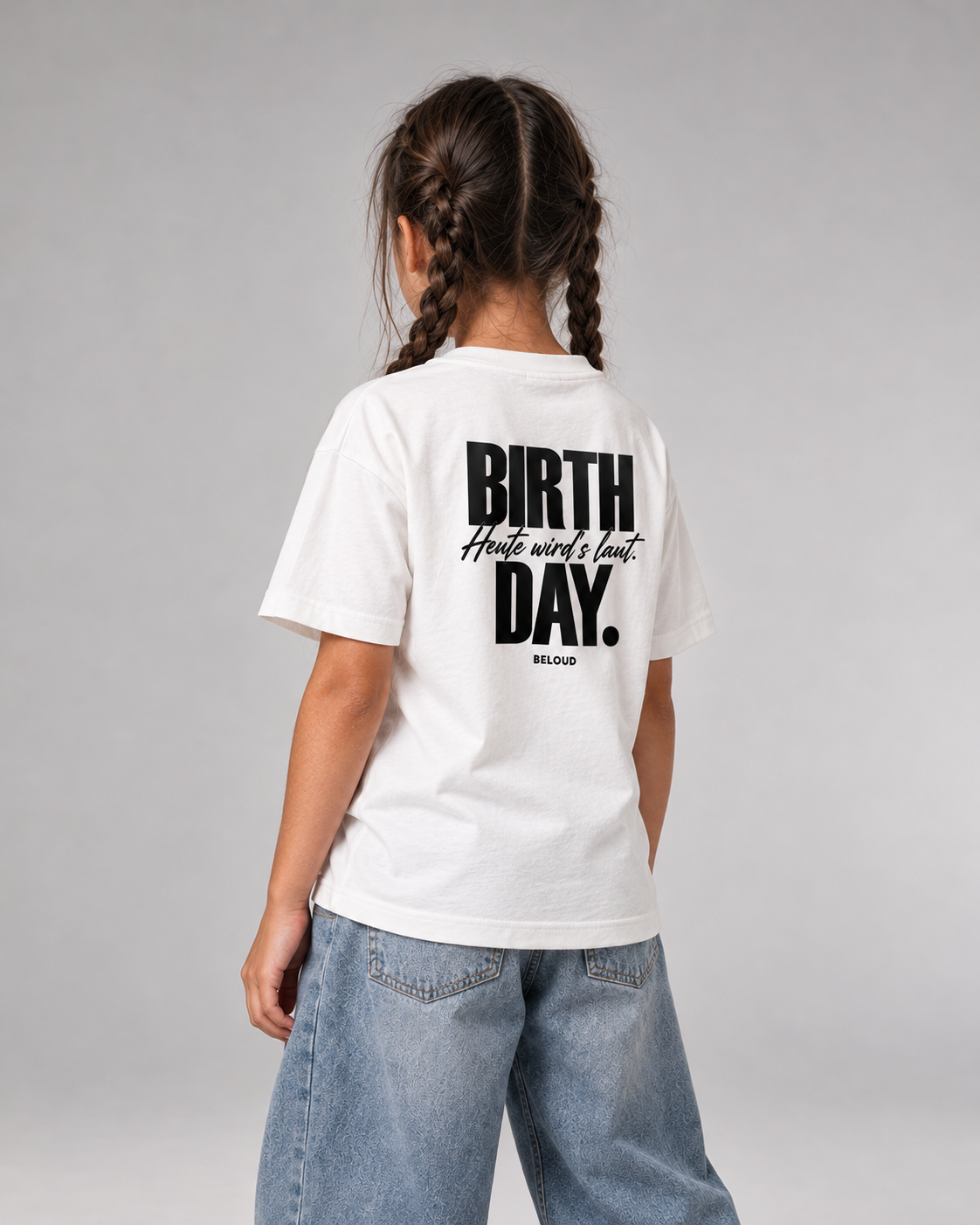 BIRTHDAY Kinder T-Shirt in Weiß mit schwarzem Rückenprint, Dreiviertelansicht