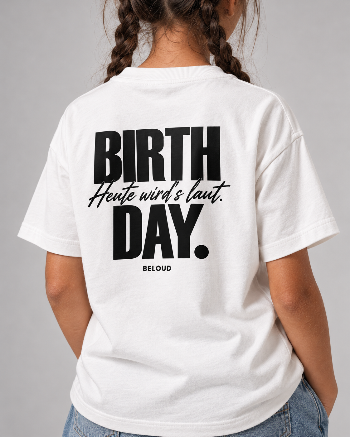Schwarzer BIRTHDAY Print mit „Heute wird’s laut.“ auf weißem Kinder T-Shirt, Detailansicht