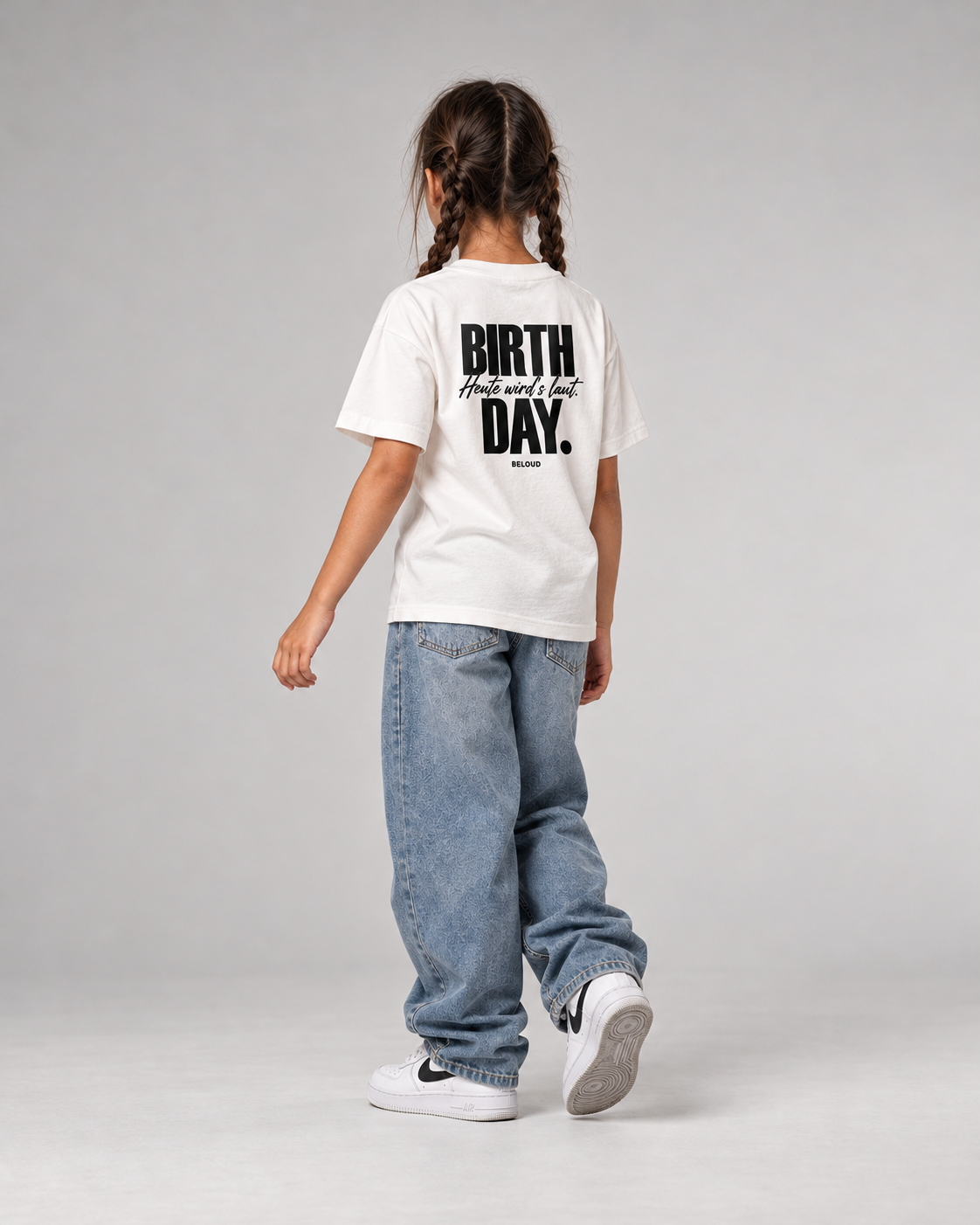 BIRTHDAY Kinder T-Shirt in Weiß, Ganzkörperansicht von schräg hinten