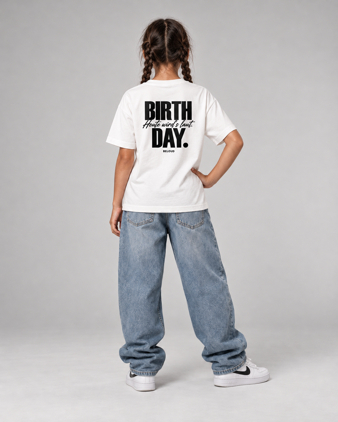 BIRTHDAY Kinder T-Shirt in Weiß mit schwarzem Print, Ganzkörperansicht von hinten