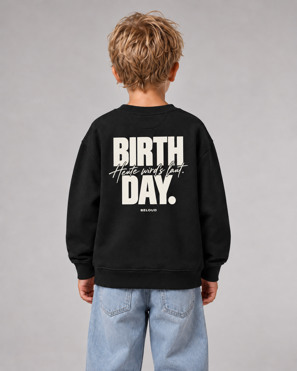 BELOUD BIRTHDAY Kinder-Sweater in Black – getragene Rückenansicht mit hellem Geburtstagsprint