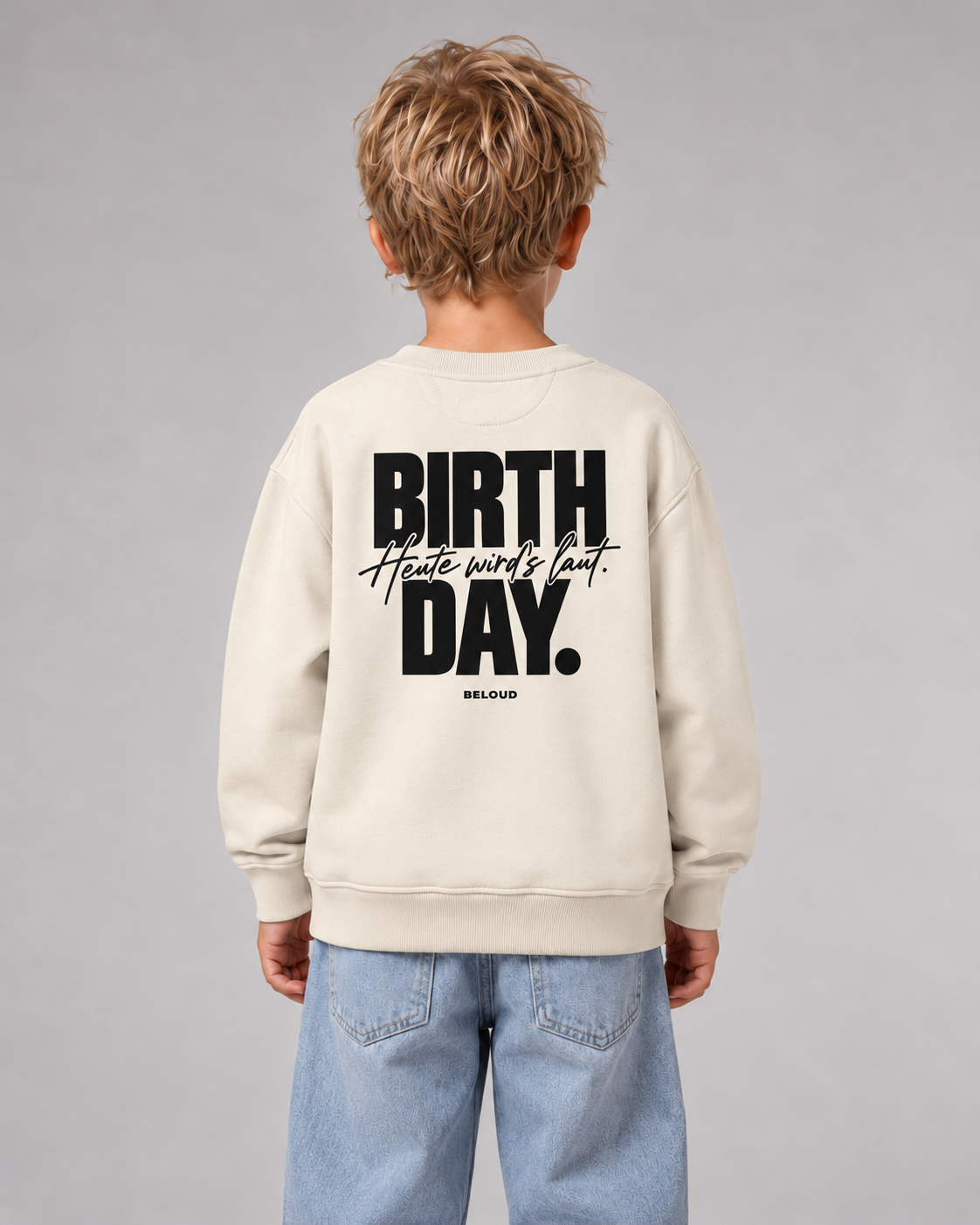 BELOUD BIRTHDAY Kinder-Sweater in Ivory – getragene Rückenansicht mit schwarzem Geburtstagsprint
