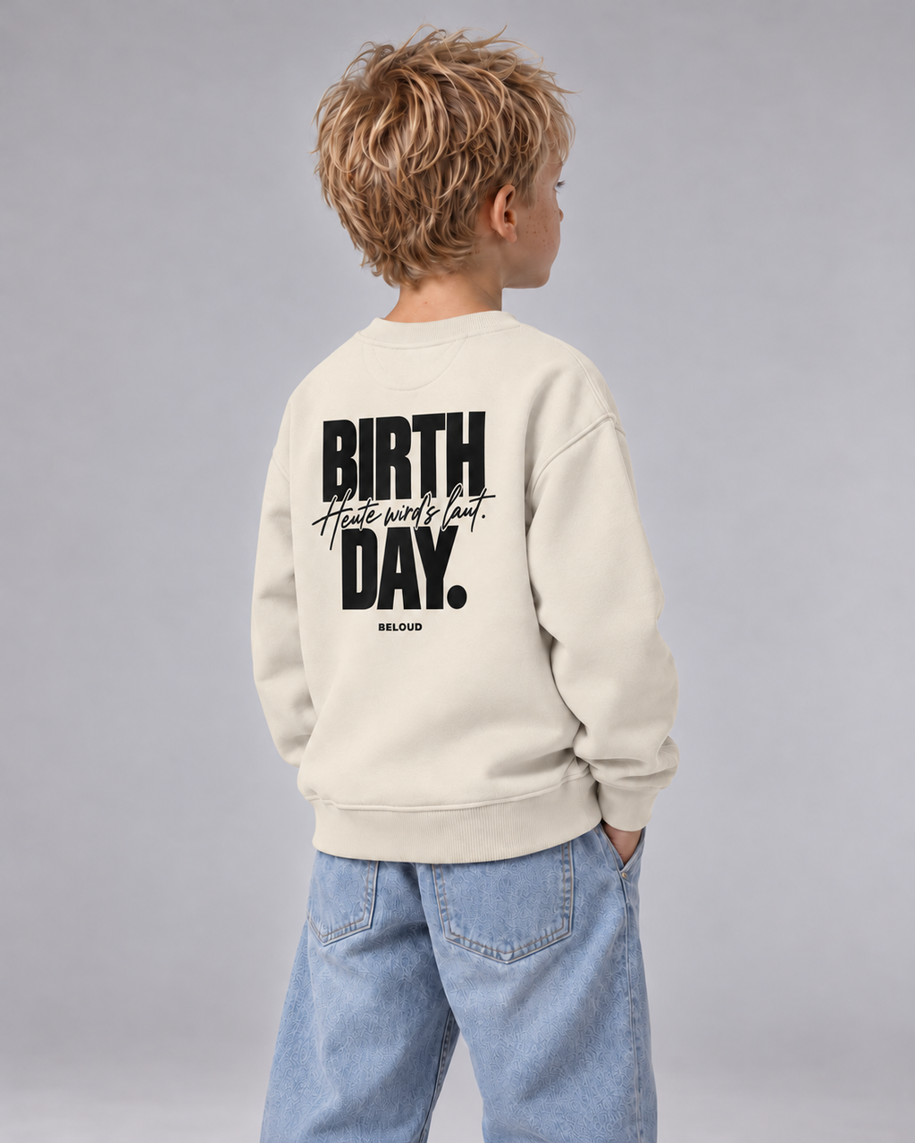 BELOUD BIRTHDAY Kinder-Sweater in Ivory – dreiviertel ruecken mit schwarzem Geburtstagsprint