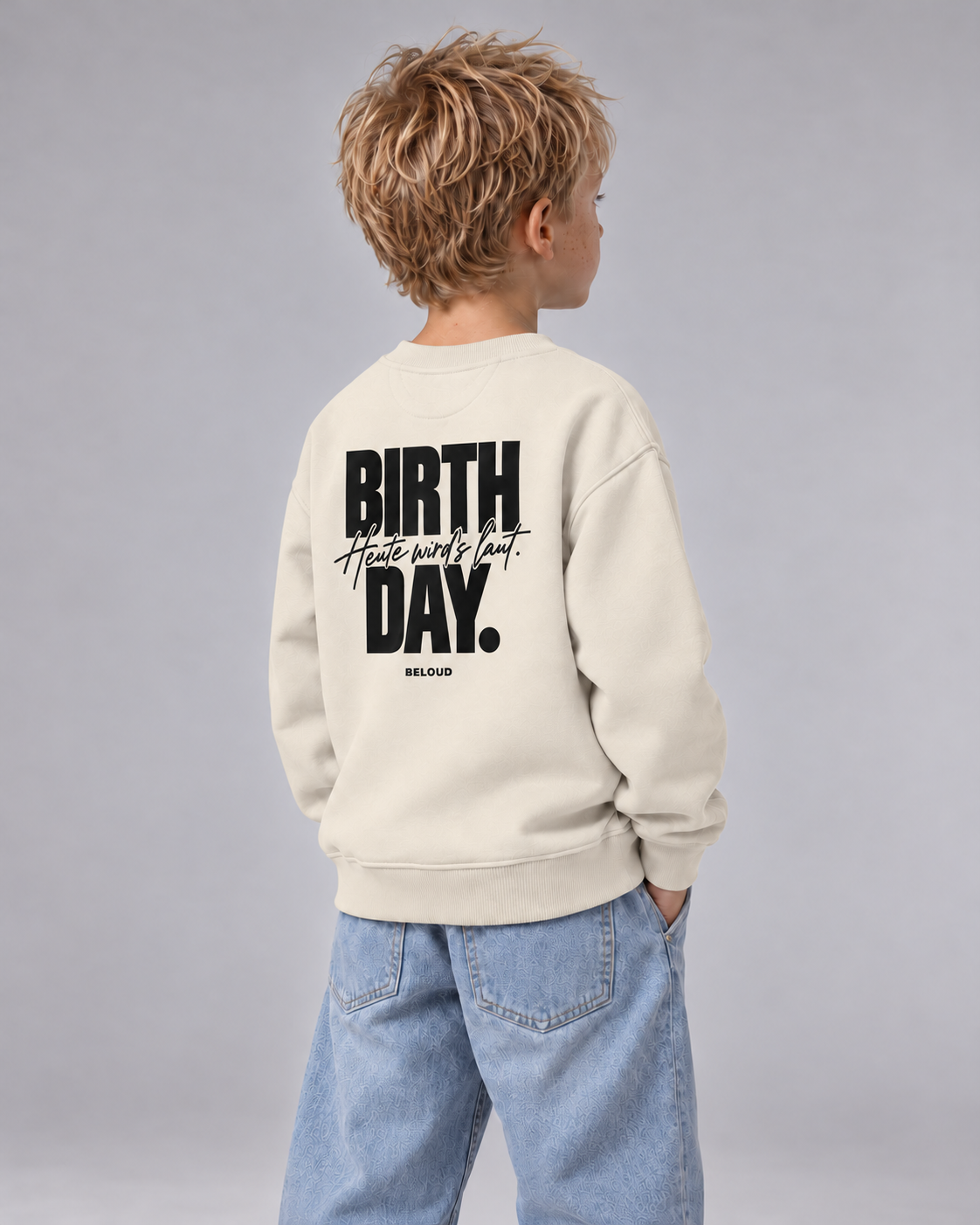 BELOUD BIRTHDAY Kinder-Sweater in Ivory – dreiviertel ruecken mit schwarzem Geburtstagsprint