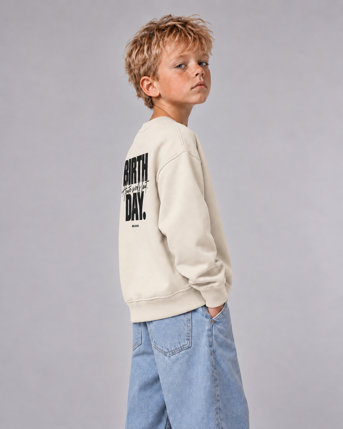 BELOUD BIRTHDAY Kinder-Sweater in Ivory – seiten fit mit schwarzem Geburtstagsprint