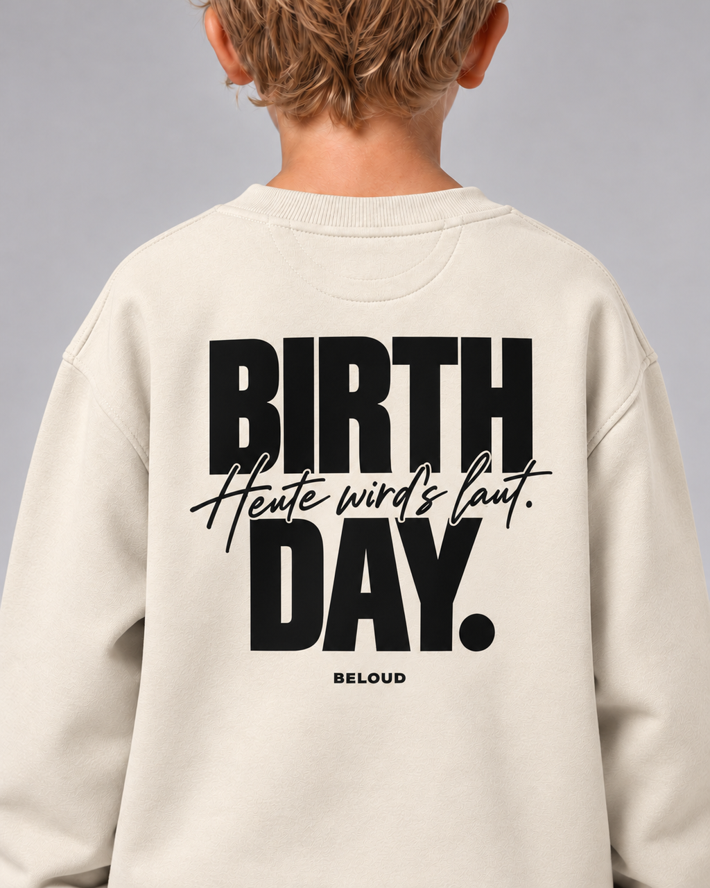 BELOUD BIRTHDAY Kinder-Sweater in Ivory – printdetail getragen mit schwarzem Geburtstagsprint