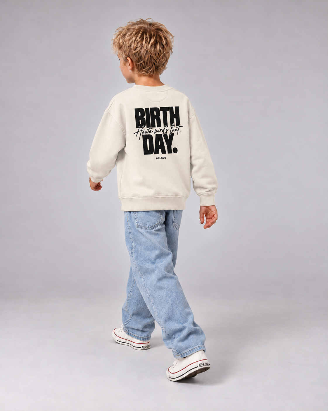 BELOUD BIRTHDAY Kinder-Sweater in Ivory – dreiviertel ruecken fullbody mit schwarzem Geburtstagsprint