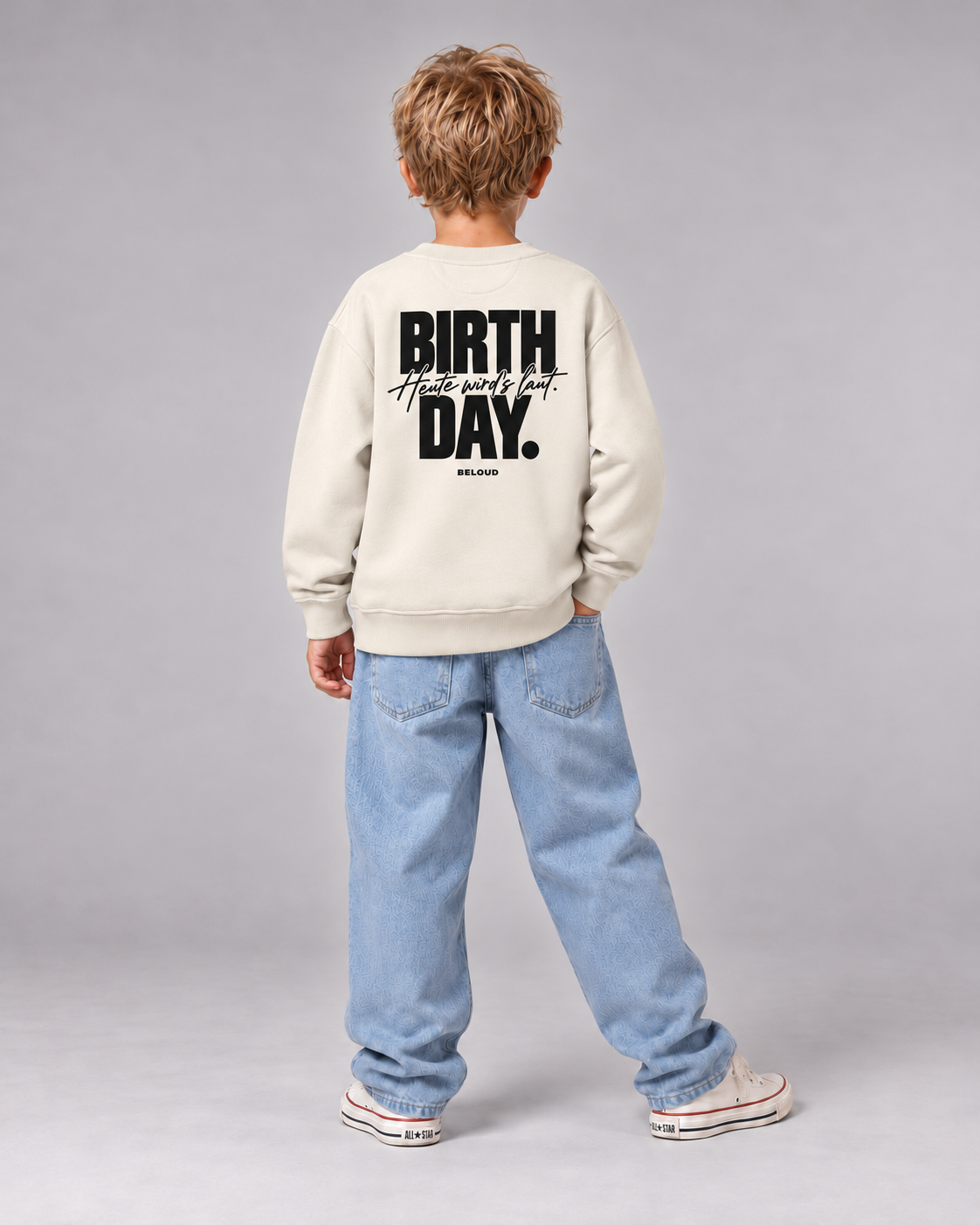 BELOUD BIRTHDAY Kinder-Sweater in Ivory – ruecken fullbody mit schwarzem Geburtstagsprint