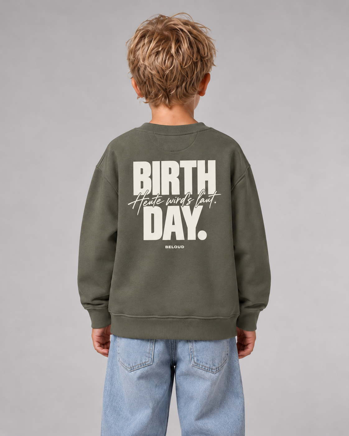 BELOUD BIRTHDAY Kinder-Sweater in Organic Khaki – getragene Rückenansicht mit hellem Geburtstagsprint