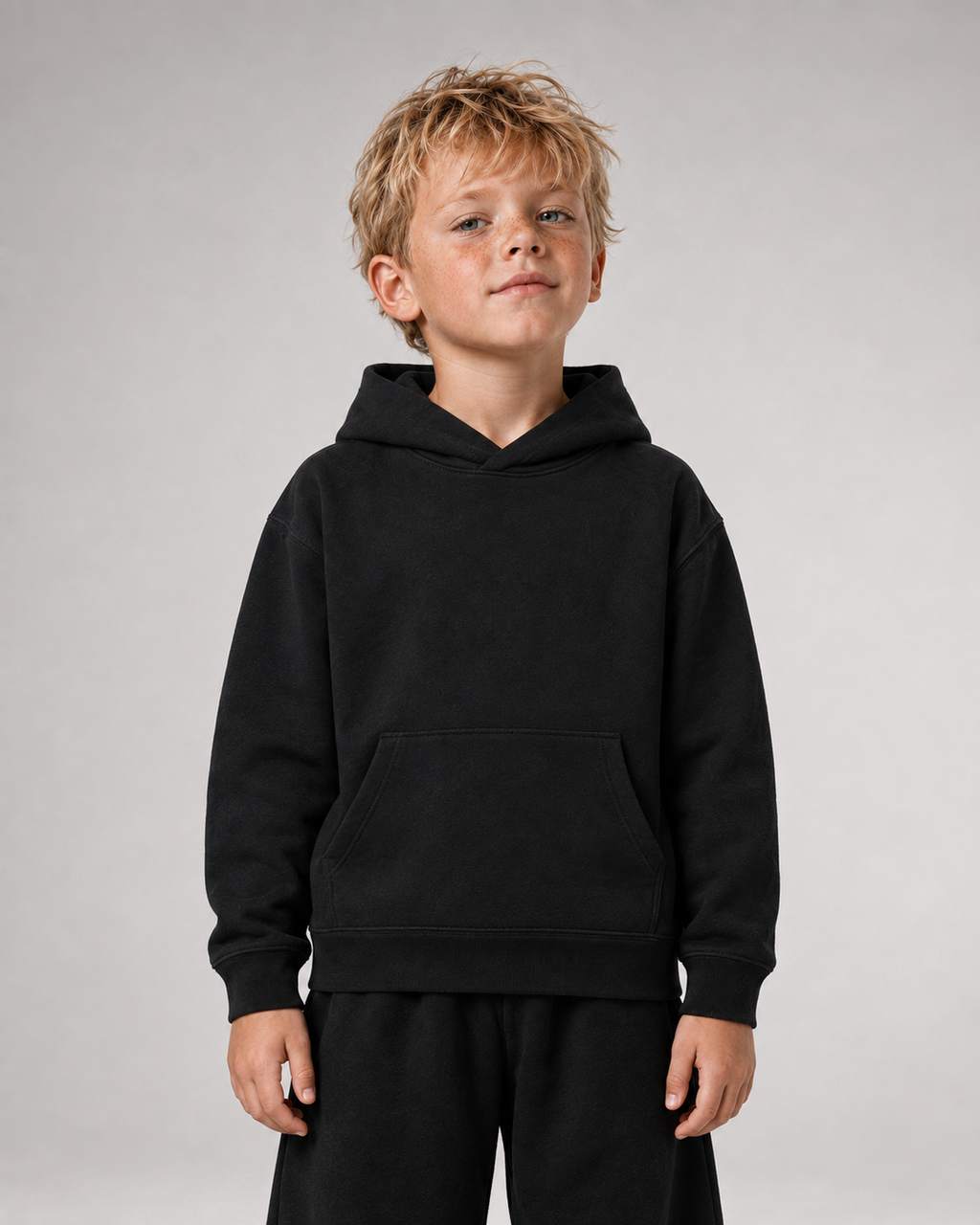 BORN TO STAND OUT Kids Hoodie Black – Frontansicht getragen