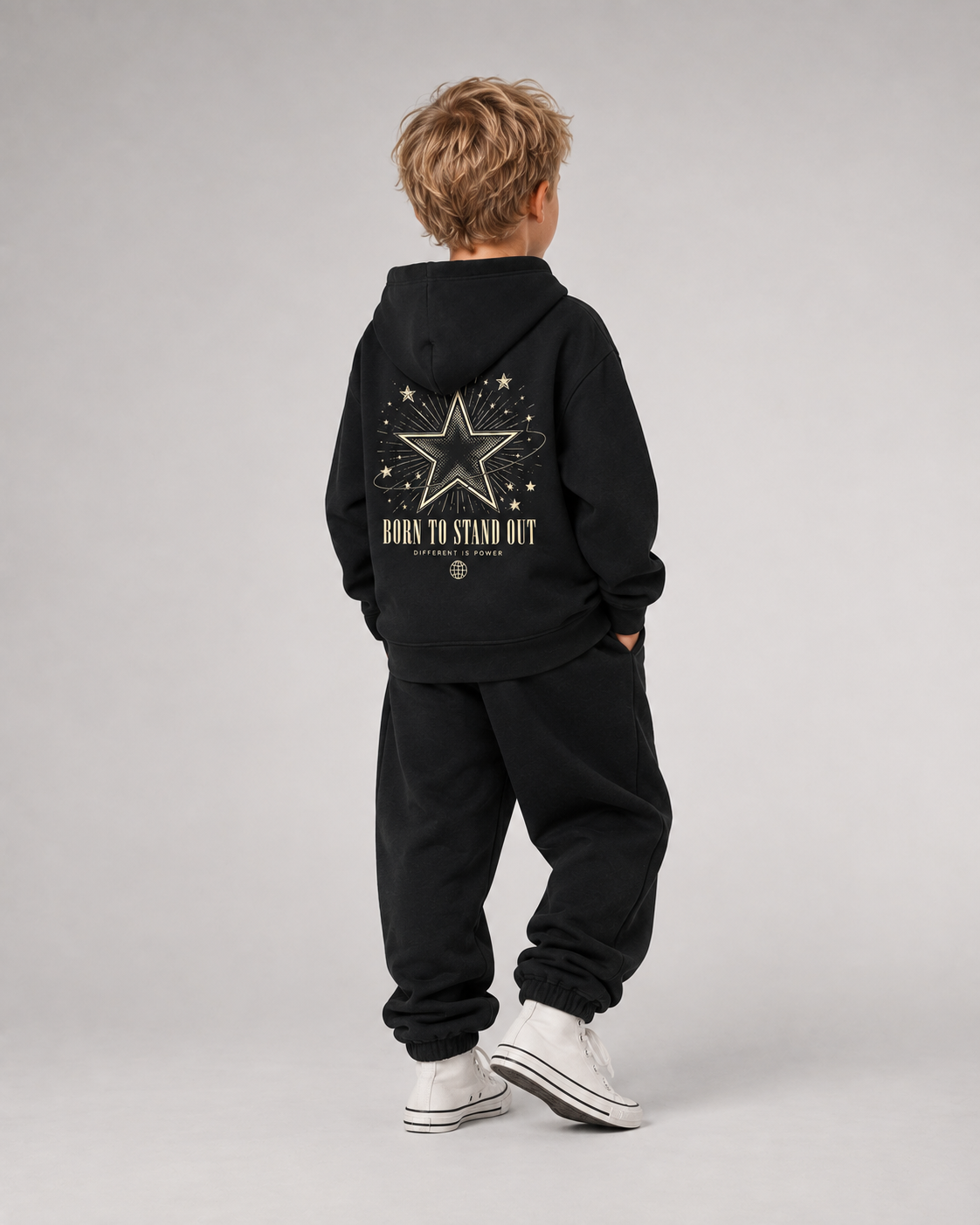 BORN TO STAND OUT Kids Hoodie Black – Dreiviertel-Rücken Fullbody