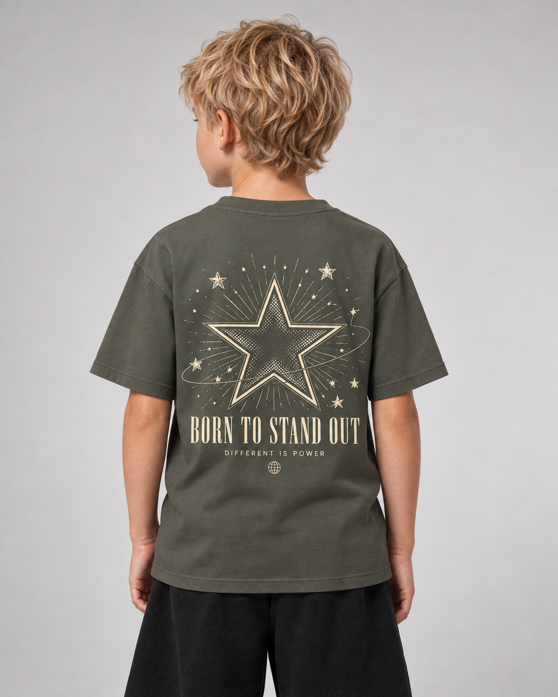 BORN TO STAND OUT Kids Shirt – Organic Khaki – Rückenansicht Halfbody