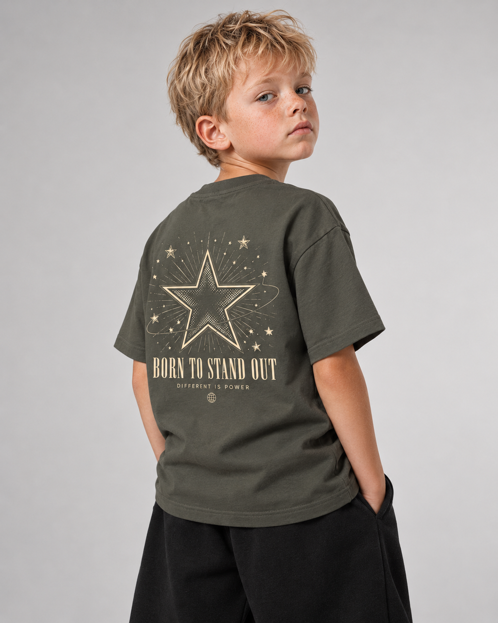 BORN TO STAND OUT Kids Shirt – Organic Khaki – Dreiviertel-Rückenansicht