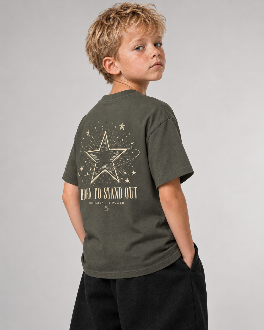 BORN TO STAND OUT Kids Shirt – Organic Khaki – Seitenansicht zur Passform