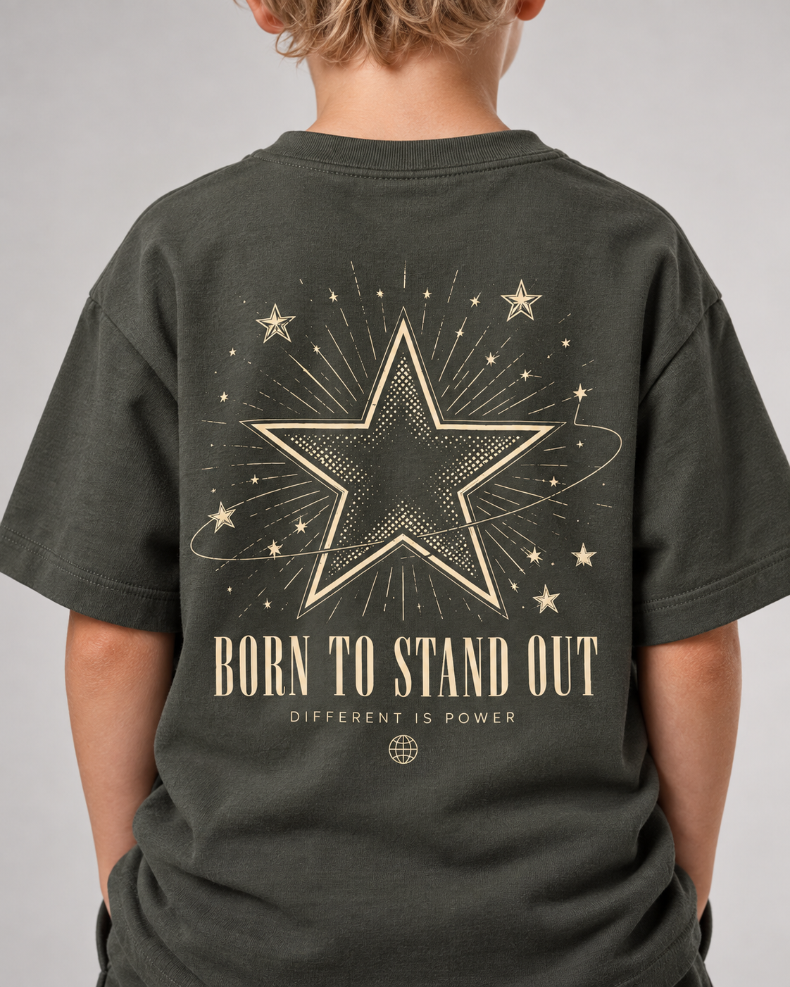 BORN TO STAND OUT Kids Shirt – Organic Khaki – Getragenes Printdetail