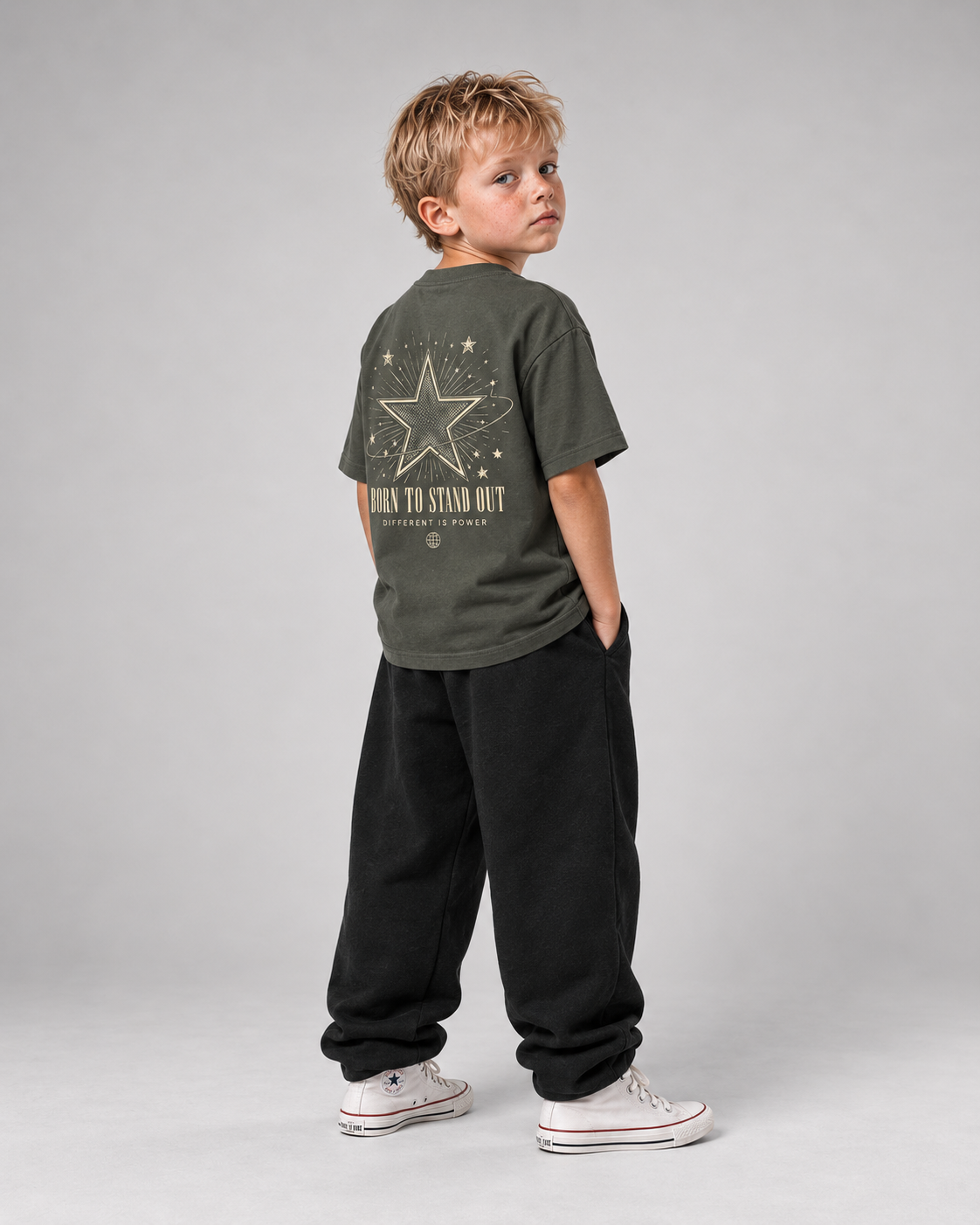BORN TO STAND OUT Kids Shirt – Organic Khaki – Dreiviertel-Rücken Fullbody