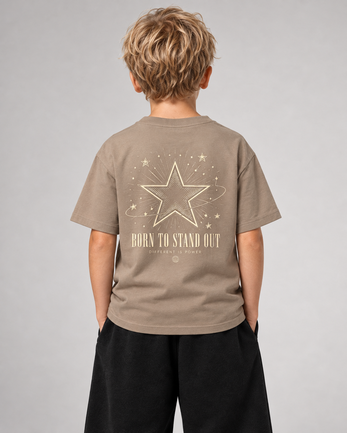 BORN TO STAND OUT Kids Shirt – Wet Sand – Rückenansicht Halfbody