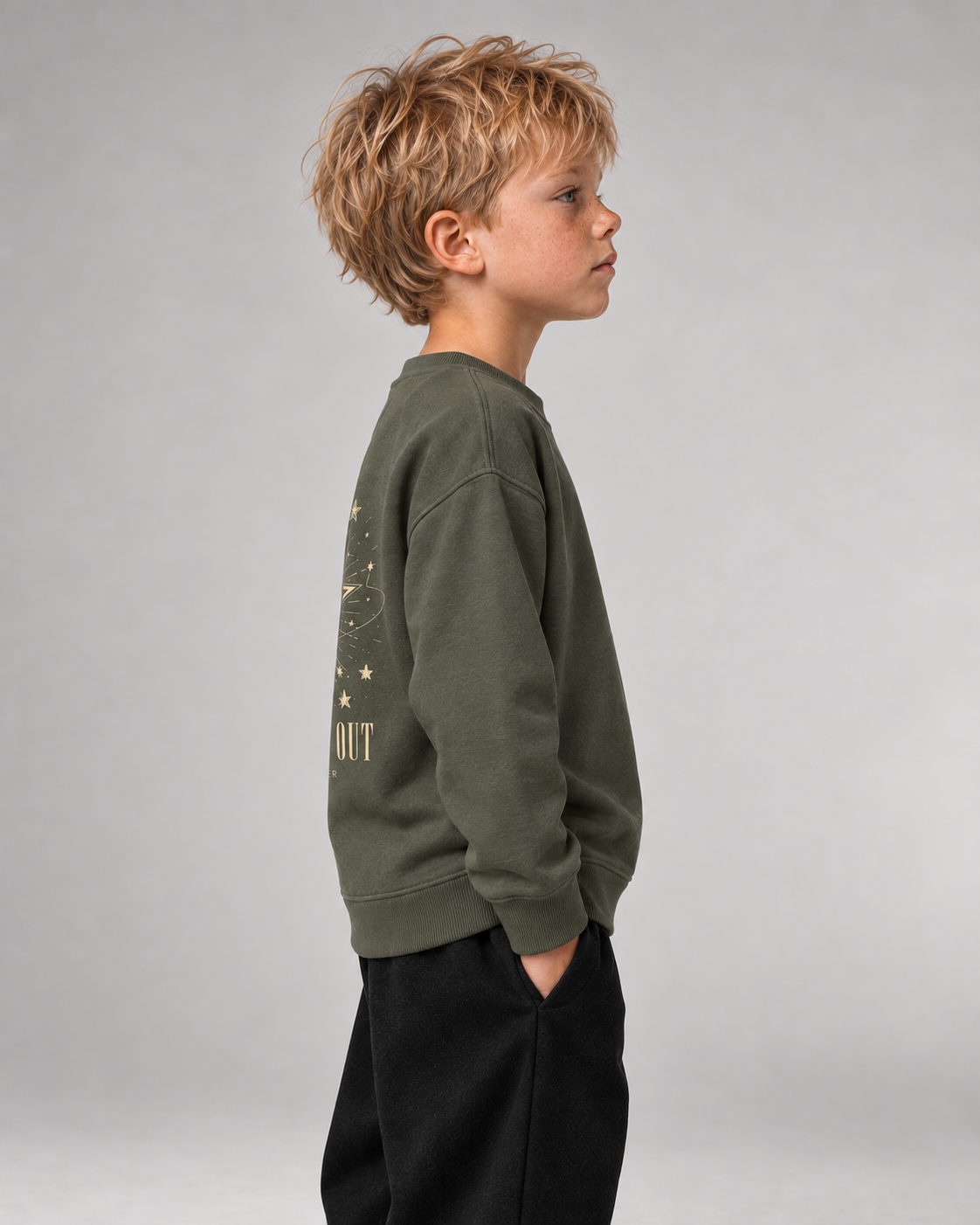 BORN TO STAND OUT Kids Sweater in Organic Khaki – Seitenansicht und Passform