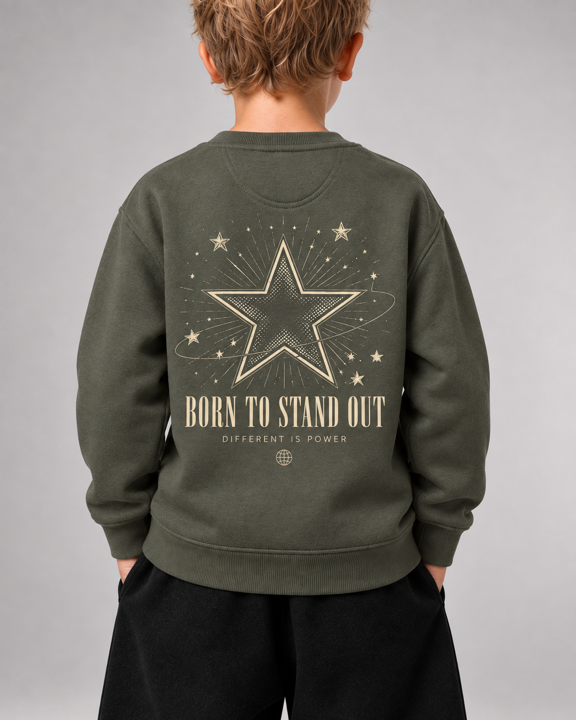 BORN TO STAND OUT Kids Sweater in Organic Khaki – Detail des Rückenprints
