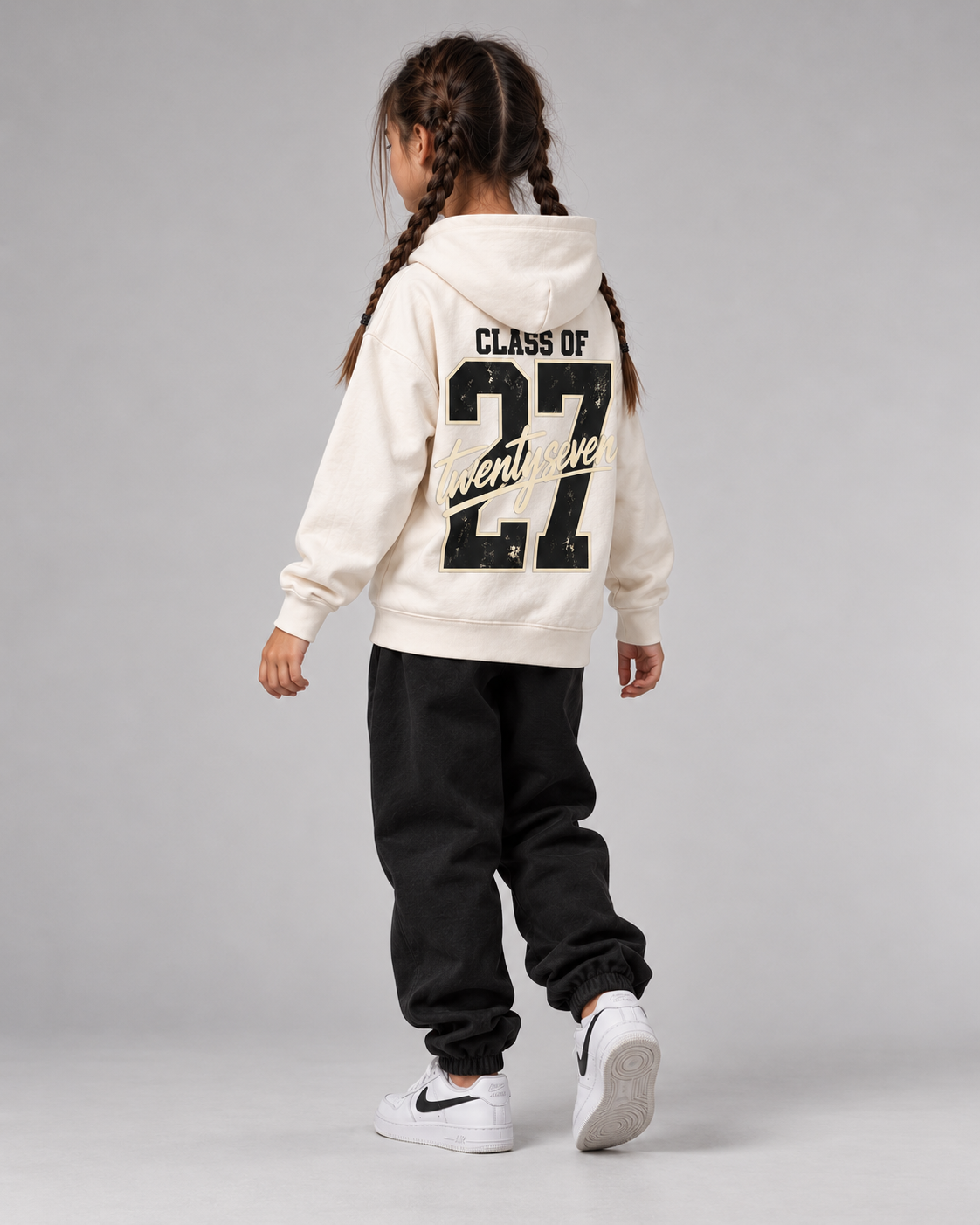 CLASS OF 27 Kids Hoodie – Ivory – Dreiviertel-Rückenansicht Fullbody