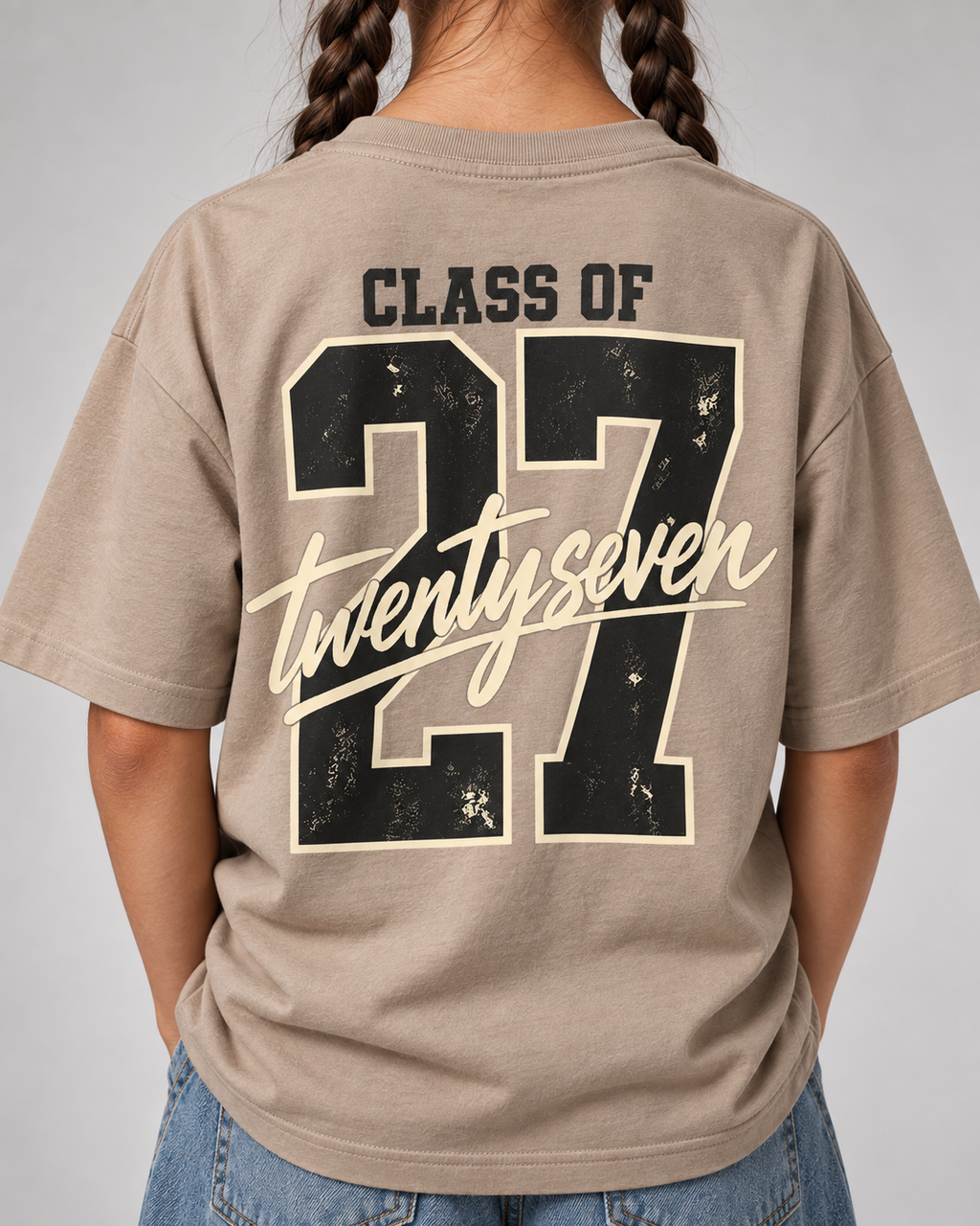 CLASS OF 27 Kids Shirt – Wet Sand – getragenes Printdetail