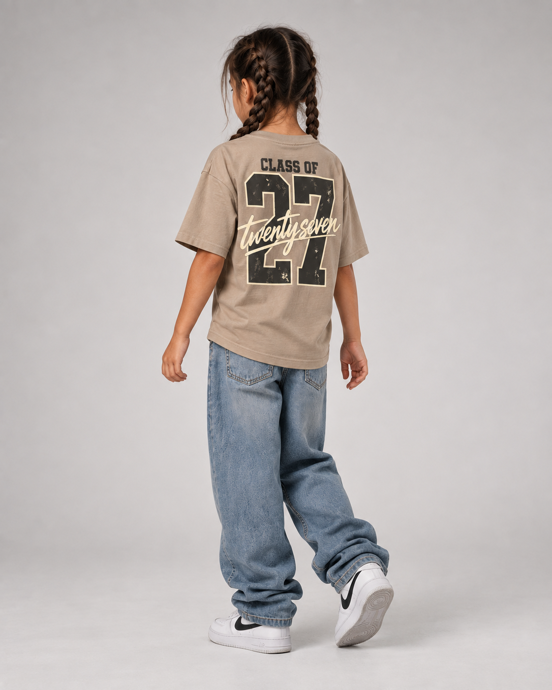 CLASS OF 27 Kids Shirt – Wet Sand – Dreiviertel-Rückenansicht Fullbody