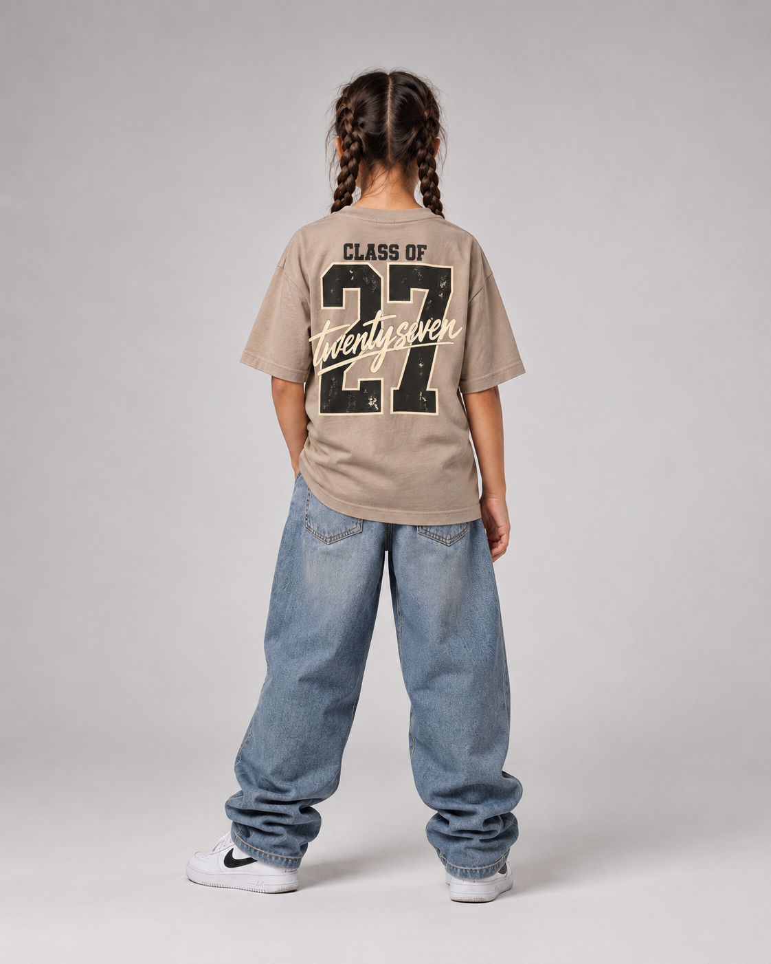 CLASS OF 27 Kids Shirt – Wet Sand – Rückenansicht Fullbody