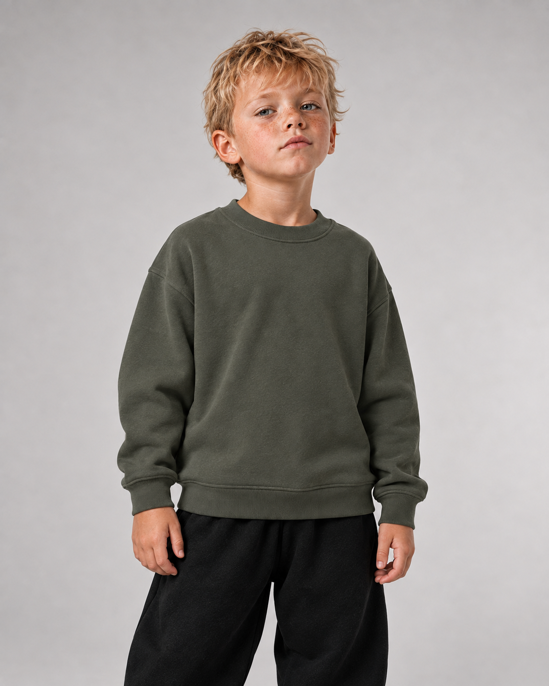 CLASS OF 27 Kids Sweater – Organic Khaki – Frontansicht Halfbody