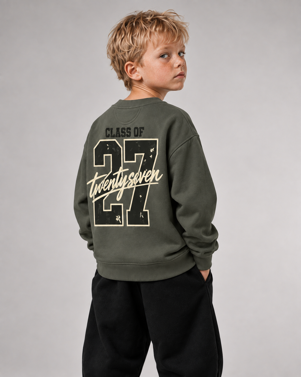 CLASS OF 27 Kids Sweater – Organic Khaki – Dreiviertel-Rückenansicht