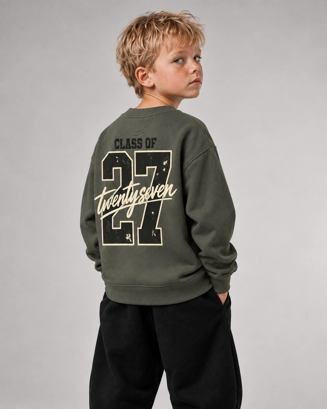 CLASS OF 27 Kids Sweater – Organic Khaki – Dreiviertel-Rückenansicht