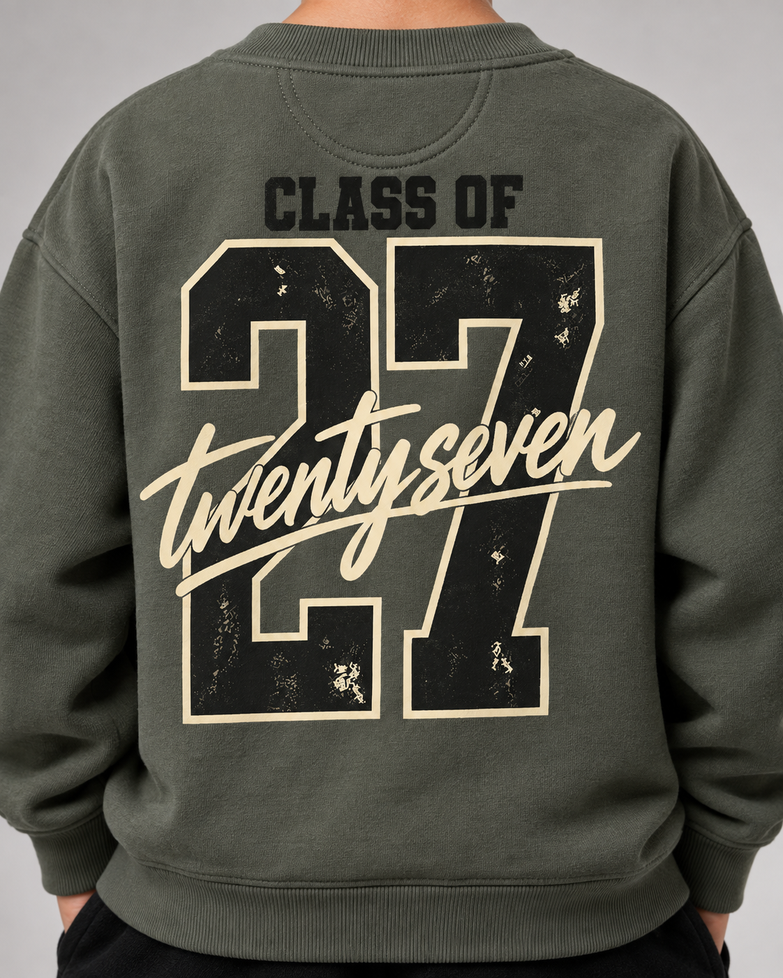 CLASS OF 27 Kids Sweater – Organic Khaki – getragenes Printdetail