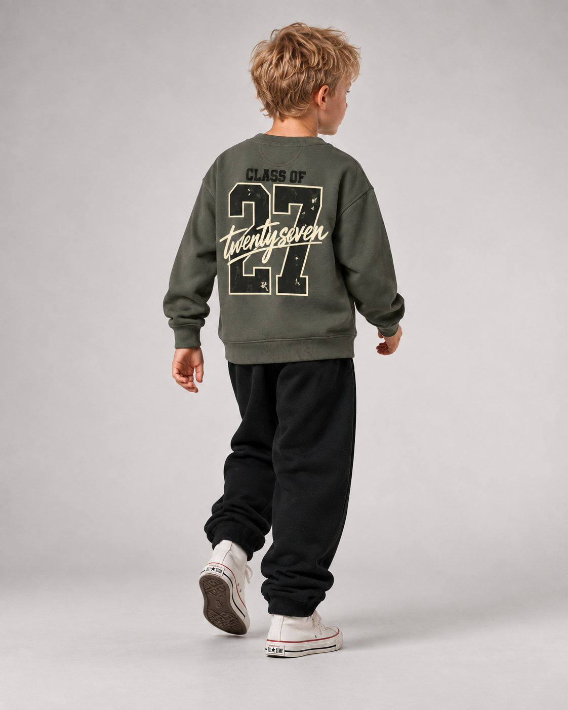 CLASS OF 27 Kids Sweater – Organic Khaki – Dreiviertel-Rückenansicht Fullbody