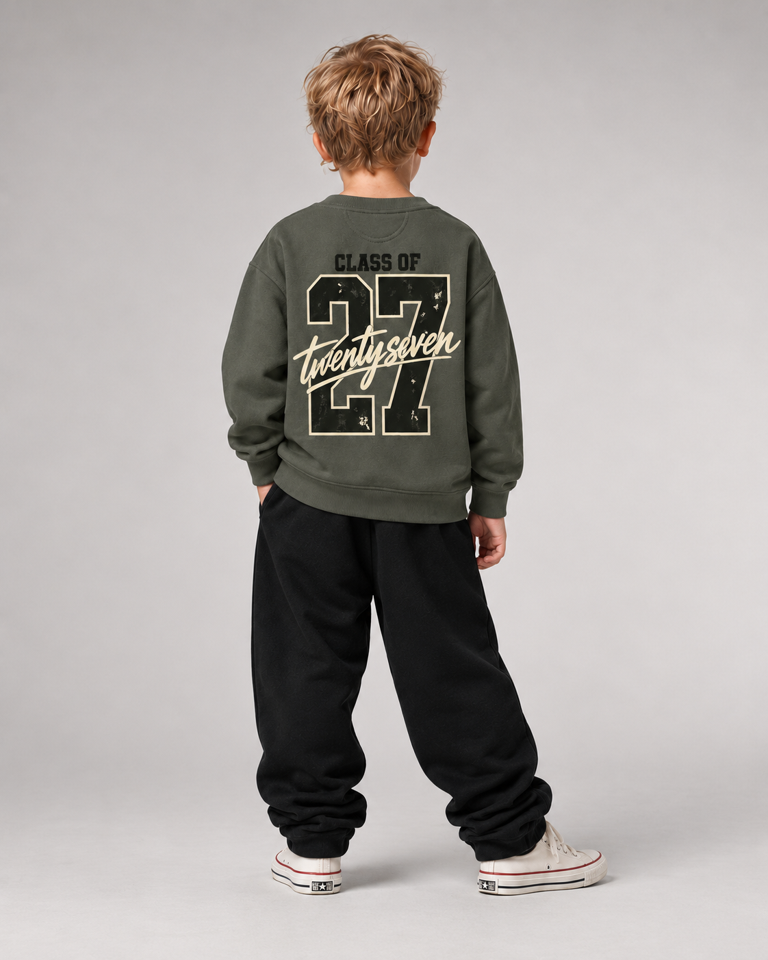 CLASS OF 27 Kids Sweater – Organic Khaki – Rückenansicht Fullbody