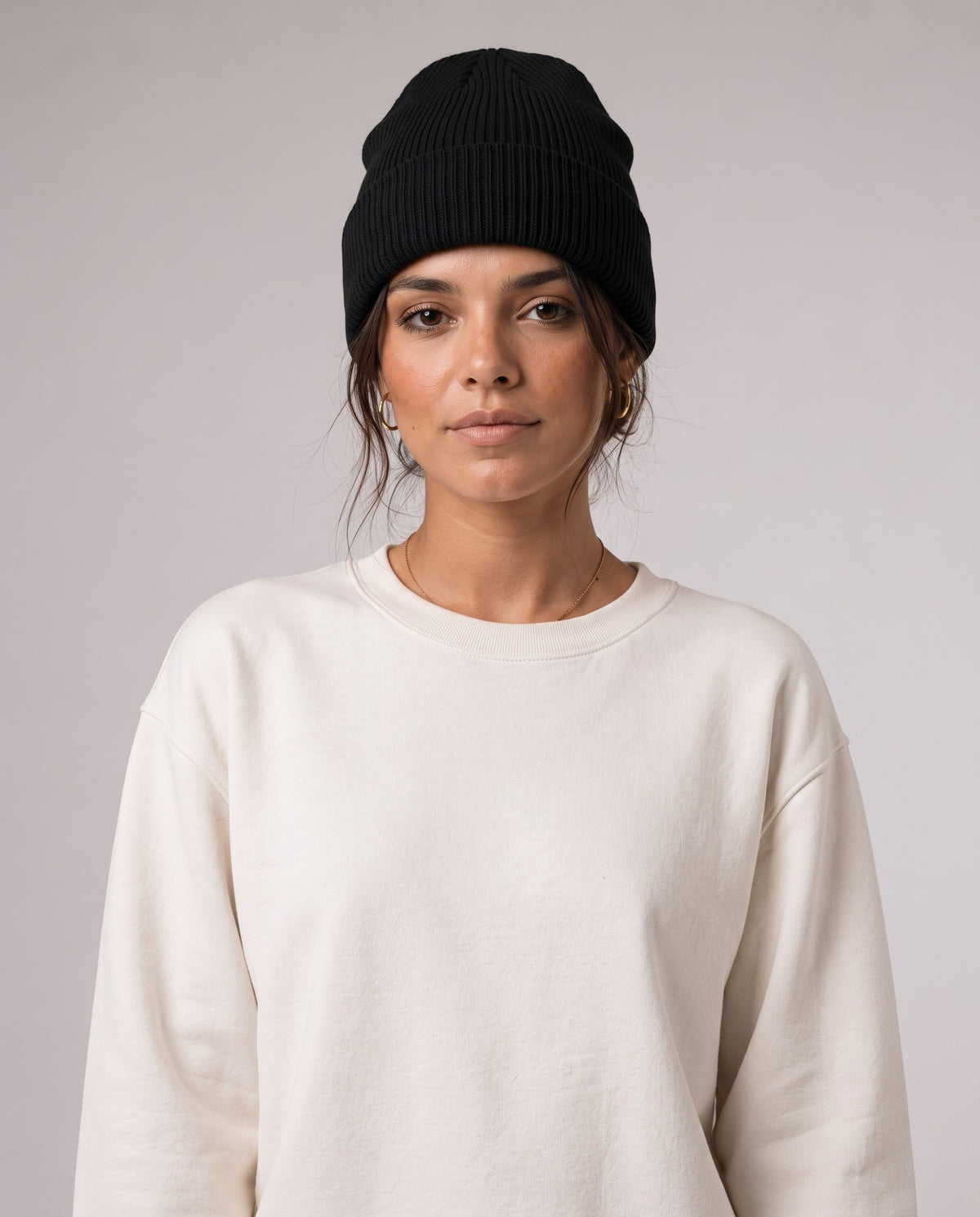 BELOUD Eltern Beanie aus Bio-Baumwolle in Black – getragen, Upper Body von vorn