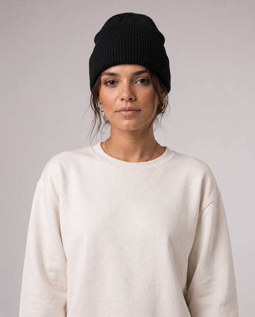 BELOUD Eltern Beanie aus Bio-Baumwolle in Black – getragen, Upper Body von vorn
